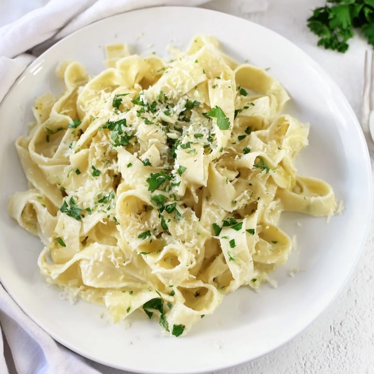 Quick 20-Minute Creamy Alfredo Pasta, a close-up of the dish garnished with fresh parsley and cheese.